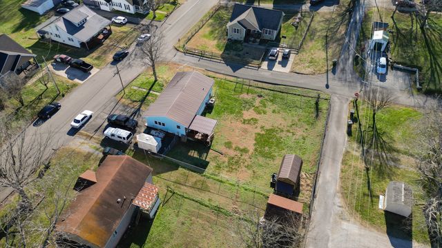 406 High St, Dickson, TN 37055