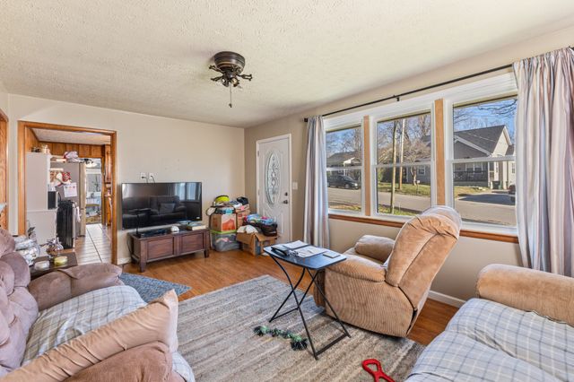 406 High St, Dickson, TN 37055