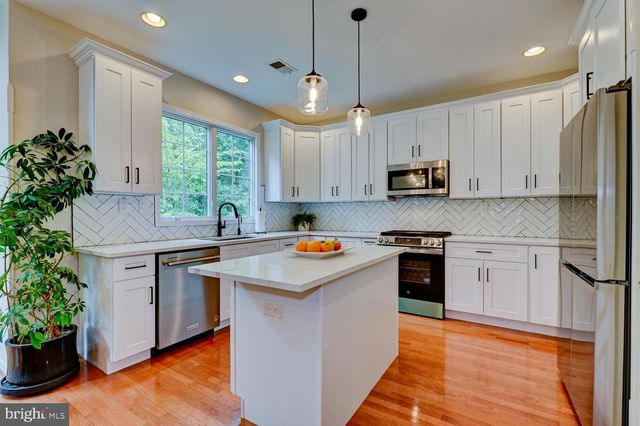 24 DEVONSHIRE DR, West Windsor, NJ 08540