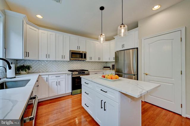 24 DEVONSHIRE DR, West Windsor, NJ 08540