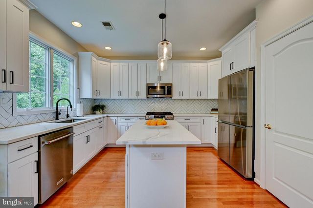 24 DEVONSHIRE DR, West Windsor, NJ 08540