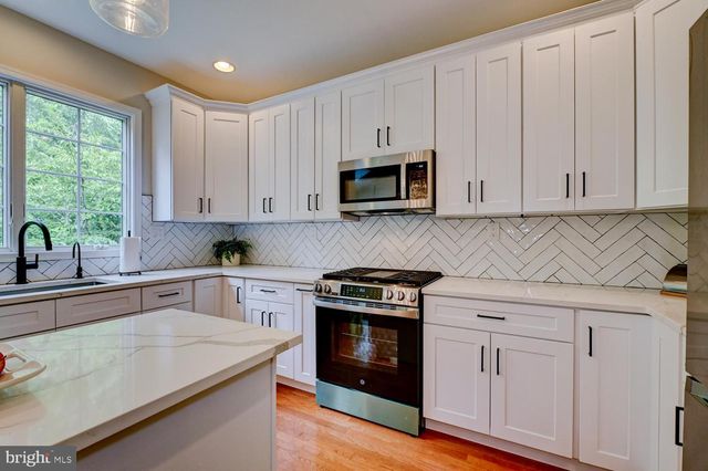 24 DEVONSHIRE DR, West Windsor, NJ 08540