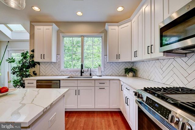 24 DEVONSHIRE DR, West Windsor, NJ 08540
