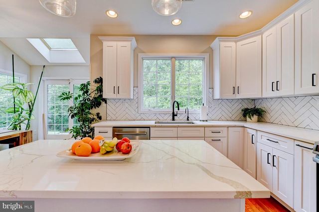 24 DEVONSHIRE DR, West Windsor, NJ 08540