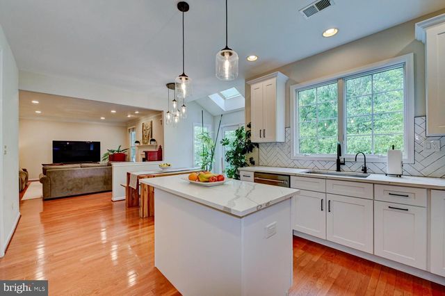 24 DEVONSHIRE DR, West Windsor, NJ 08540