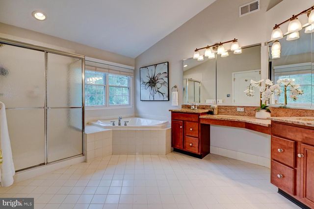 24 DEVONSHIRE DR, West Windsor, NJ 08540