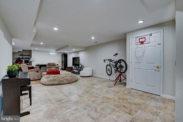 24 DEVONSHIRE DR, West Windsor, NJ 08540