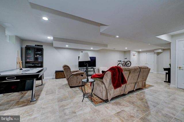 24 DEVONSHIRE DR, West Windsor, NJ 08540