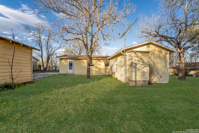 1003 6th, Floresville, TX 78114