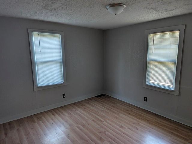 8704 Roberts Avenue, Kansas City, MO 64125