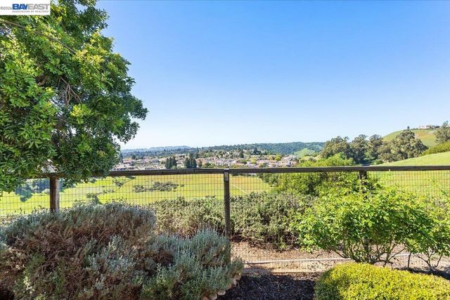 7900 Pineville Cir, Castro Valley, CA 94552