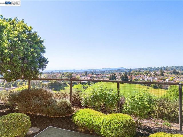 7900 Pineville Cir, Castro Valley, CA 94552