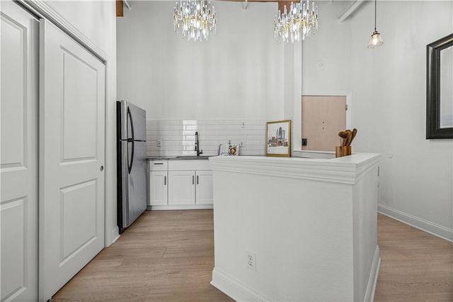 308 W 8th Street 304, Kansas City, MO 64105