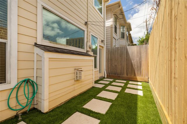 2632 Couch Street, Houston, TX 77008