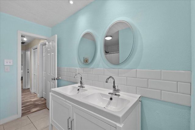 218 Barracuda Street, Bayou Vista, TX 77563