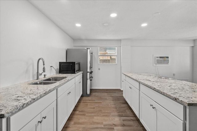 218 Barracuda Street, Bayou Vista, TX 77563