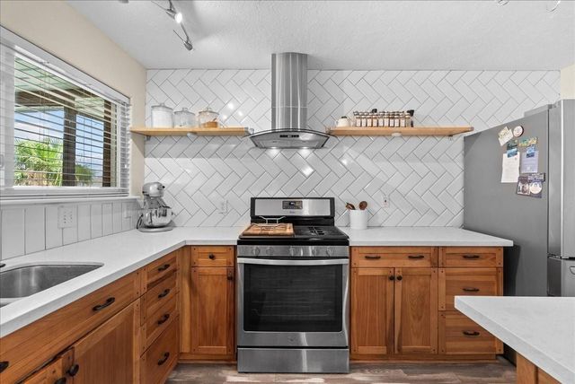 218 Barracuda Street, Bayou Vista, TX 77563