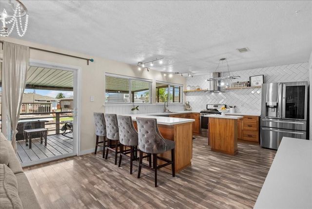 218 Barracuda Street, Bayou Vista, TX 77563