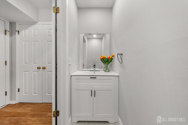 16 Lee Court 405, Plainsboro, NJ 08536