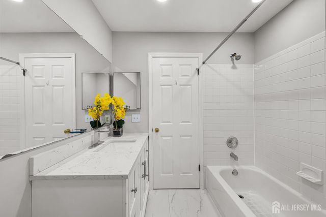 16 Lee Court 405, Plainsboro, NJ 08536