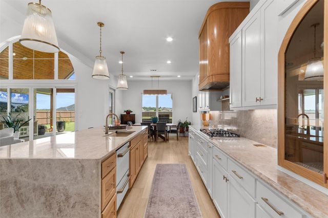 1602 Hunt DR, Salado, TX 76571