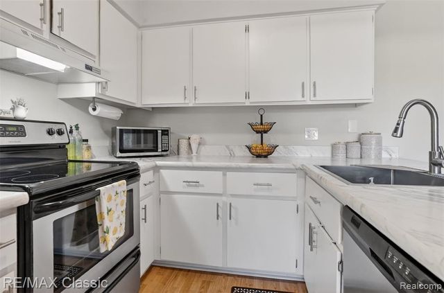 9 Willow Way, Waterford, MI 48328