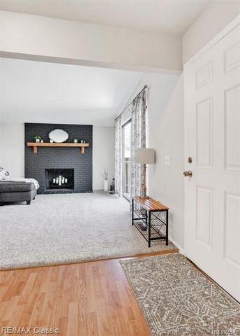 9 Willow Way, Waterford, MI 48328