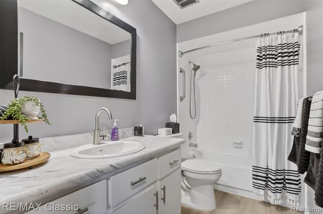 9 Willow Way, Waterford, MI 48328