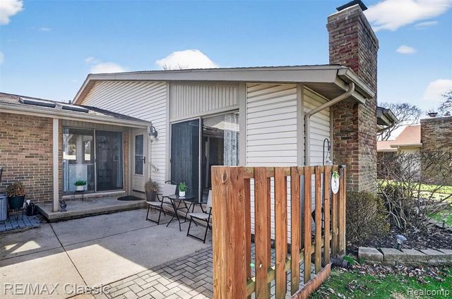9 Willow Way, Waterford, MI 48328