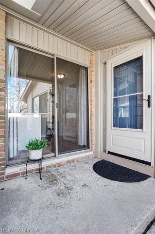 9 Willow Way, Waterford, MI 48328