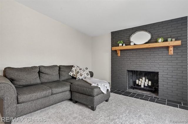 9 Willow Way, Waterford, MI 48328
