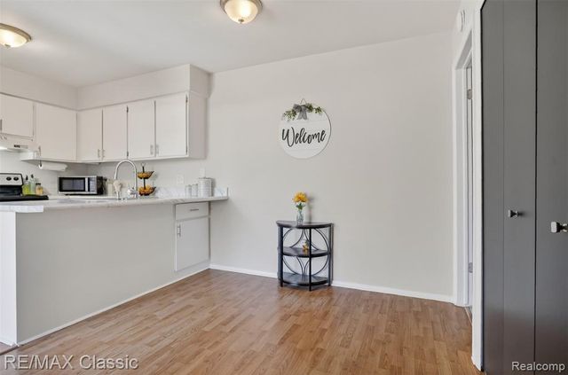 9 Willow Way, Waterford, MI 48328