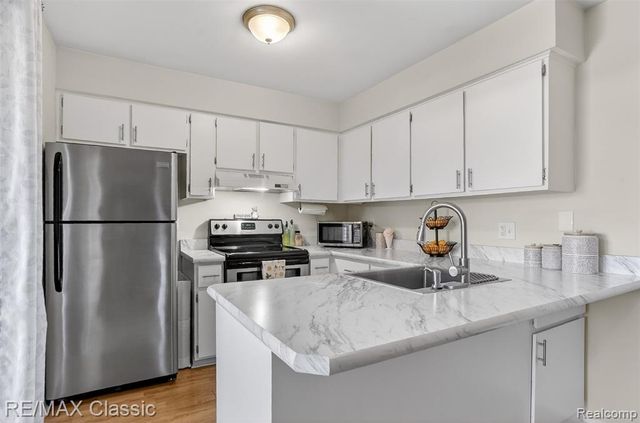 9 Willow Way, Waterford, MI 48328