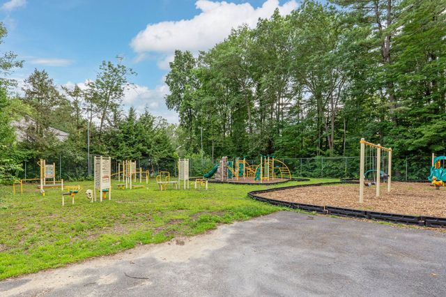 189 Coburn Woods Drive, Nashua, NH 03063