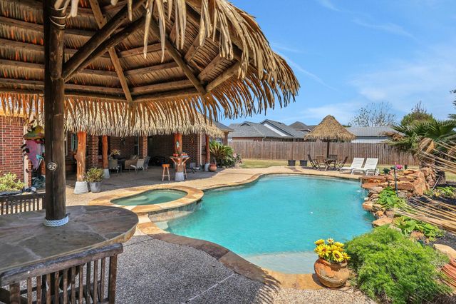 9934 Palm Drive, Mont Belvieu, TX 77523