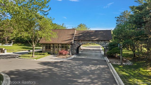 1729 Heron Ridge Drive, Bloomfield Hills, MI 48302