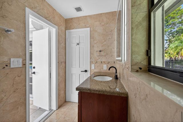 5510 W Castlegate Avenue, Davie, FL 33331