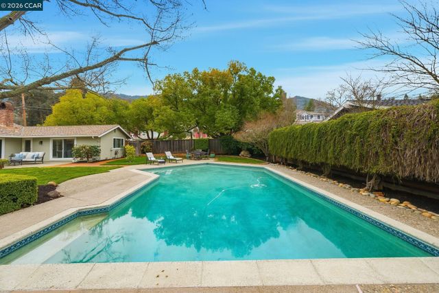 348 Del Amigo Rd, Danville, CA 94526