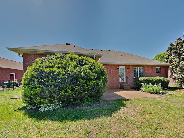 1090 Pinehurst Dr, Gallatin, TN 37066