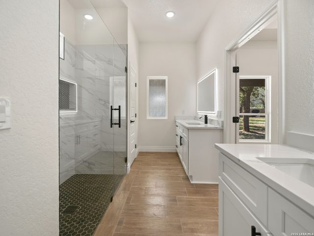 3814 Waterwood Pass Dr, Elmendorf, TX 78112