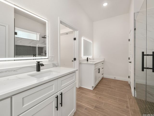 3814 Waterwood Pass Dr, Elmendorf, TX 78112