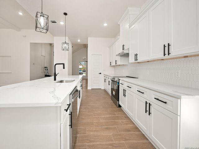3814 Waterwood Pass Dr, Elmendorf, TX 78112