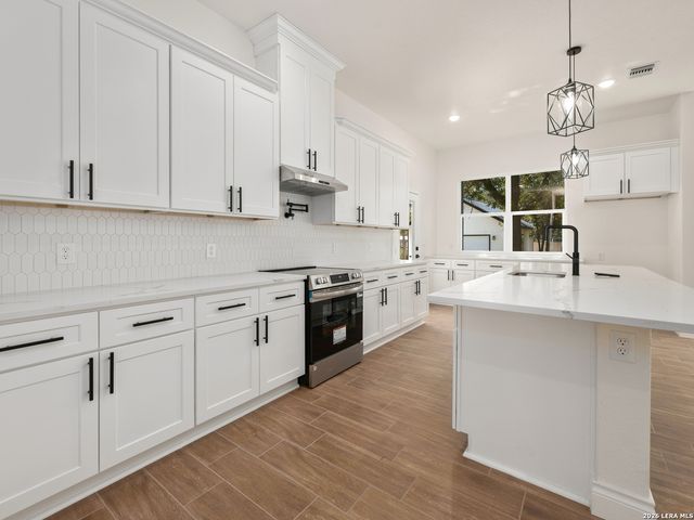 3814 Waterwood Pass Dr, Elmendorf, TX 78112