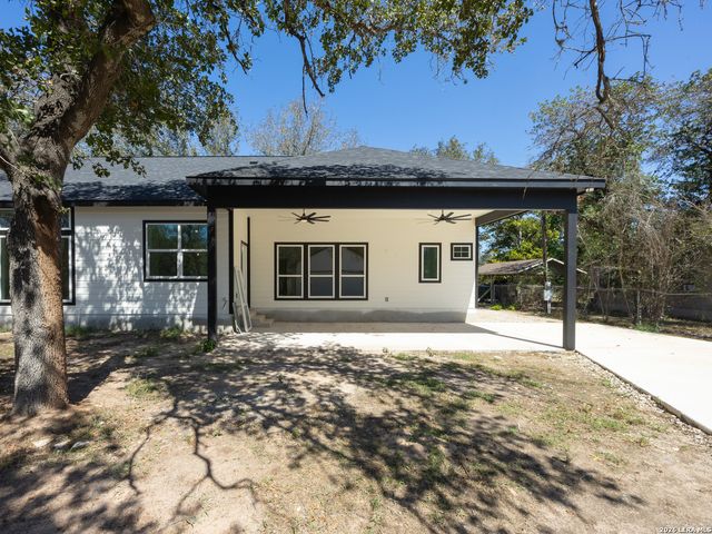 3814 Waterwood Pass Dr, Elmendorf, TX 78112