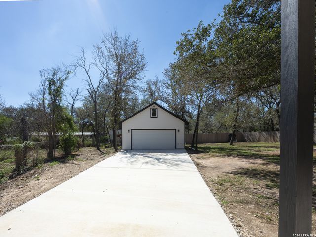3814 Waterwood Pass Dr, Elmendorf, TX 78112