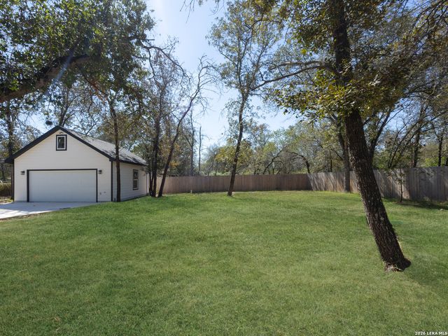 3814 Waterwood Pass Dr, Elmendorf, TX 78112