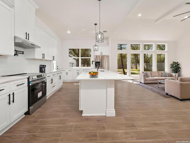 3814 Waterwood Pass Dr, Elmendorf, TX 78112