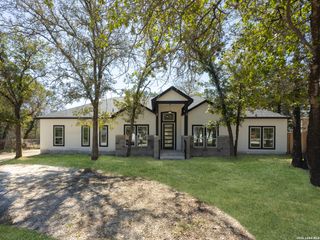 3814 Waterwood Pass Dr, Elmendorf, TX 78112