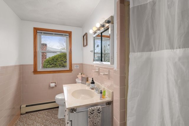 6 Broadview Rd, Lowell, MA 01852