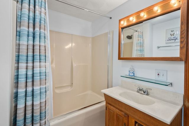 6 Broadview Rd, Lowell, MA 01852